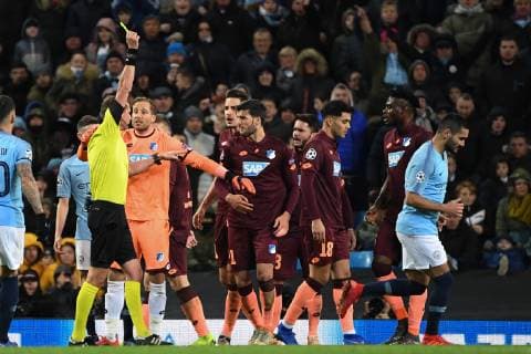 12 12 2018 xmeix Football UEFA Champions League Manchester City FC TSG 1899 Hoffenheim emspor v l Referee Andreas Ekberg with Oliver Baumann TSG 1899 Hoffenheim DFL DFB REGULATIONS PROHIBIT ANY USE OF PHOTOGRAPHS as IMAGE SEQUENCES and or QUASI VIDEO Manchester prio:1