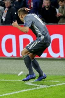 is thrown with lighters Ajax Amsterdam vs. FC Bayern Muenchen Football Champions League Group Phase 12 12 2018 Ajax Amsterdam vs. FC Bayern Muenchen Football Champions League Group Phase 12 12 2018 Amsterdam Copyright: xEIBNER HarryxLangerx EP_HLR