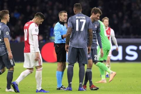 MUELLER Thomas Team FC Bayern Muenchen mi referee TURPIN Clement after his dismissal Champions League season 2018 2019 preliminary round group E match Ajax Amsterdam FC Bayern Muenchen 3 3 on 12 December 2018 in Amsterdam