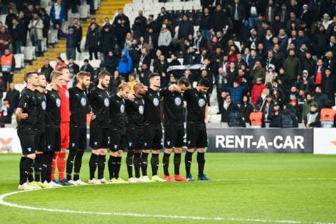 181213 Players of Malmö FF to honor Hakan Jeppsson during a silent minute ahead of the Europa league match between Besiktas and Malmö FF on December 13 2018 in Istanbul Photo Petter Arvidson BILDBYR u0081N kod PA 92175, detectedSourceLanguage  Copyright: PETTERxARVIDSON BB181213PA013