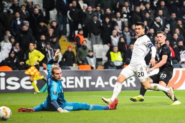 181213 Marcus Antonsson of Malmö FF scores 0 1 behind Goalkeeper Loris Karius of Besiktas during the Europa league match between Besiktas and Malmö FF on December 13 2018 in Istanbul Photo Petter Arvidson BILDBYR u0081N kod PA 92175, detectedSourceLanguage  Copyright: PETTERxARVIDSON BB181213PA043