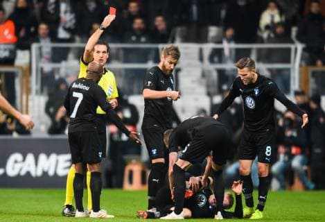181213 Referee Luca Bonti gives a red card to Ricardo Quaresma of Besiktas not in picture during the Europa league match between Besiktas and Malmö FF on December 13 2018 in Istanbul Photo Petter Arvidson BILDBYR u0081N kod PA 92175, detectedSourceLanguage  Copyright: PETTERxARVIDSON BB181213PA051