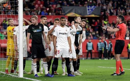 Polish referee Daniel Stefanski warns the players during the UEFA Europa League 6th round groups phase match between Sevilla and Krasnodar at the Sanchez Pizjuan Stadium, in Seville, Andalusia, Spain, 13 December 2018. Sevilla vs. Krasnodar !ACHTUNG: NUR REDAKTIONELLE NUTZUNG!  Copyright: xJulioxMunozx GRAF6495 20181213-636803295552684653