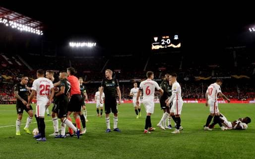 The players of Sevilla and Krasnodar argue during the UEFA Europa League 6th round groups phase match between Sevilla and Krasnodar at the Sanchez Pizjuan Stadium, in Seville, Andalusia, Spain, 13 December 2018. Sevilla vs. Krasnodar !ACHTUNG: NUR REDAKTIONELLE NUTZUNG!  Copyright: xJulioxMunozx GRAF6509 20181213-636803300622456737