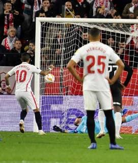 Sevilla FC s Ever Banega scores a goal during the UEFA Europa League 6th round groups phase match between Sevilla and Krasnodar at the Sanchez Pizjuan Stadium, in Seville, Andalusia, Spain, 13 December 2018. Sevilla vs. Krasnodar !ACHTUNG: NUR REDAKTIONELLE NUTZUNG!  Copyright: xRaulxCarox GRAF6525 20181213-636803301261706797