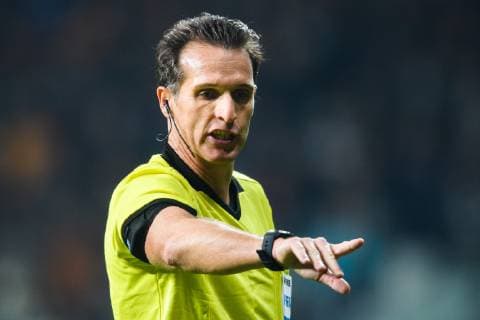 181213 Referee during Luca Bonti the Europa league match between Besiktas and Malmö FF on December 13 2018 in Istanbul Photo Petter Arvidson BILDBYR u0081N kod PA 92175, detectedSourceLanguage  Copyright: PETTERxARVIDSON BB181213PA059