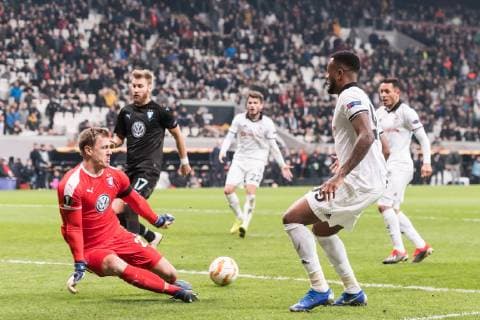 (L-R) goalkeeper Johan Dahlin of Malmo FF, Cyle Christopher Larin of Besiktas JK during the UEFA Europa League group I match between between Besiktas AS and Malmo FF at the Besiktas Park on December 13, 2018 in Istanbul, Turkey UEFA Europa League 2018 2019 xVIxVIxImagesx xGerritxvanxKeulenxIVx 13060926
