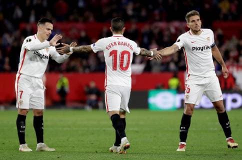 Sevilla FC s Roque Mesa (L) and Daniel Carrico (R) day goodbye to Ever Banega after his substitution during the UEFA Europa League 6th round groups phase match between Sevilla and Krasnodar at the Sanchez Pizjuan Stadium, in Seville, Andalusia, Spain, 13 December 2018. Sevilla vs. Krasnodar !ACHTUNG: NUR REDAKTIONELLE NUTZUNG!  Copyright: xJulioxMunozx GRAF6578 20181213-636803320263883101