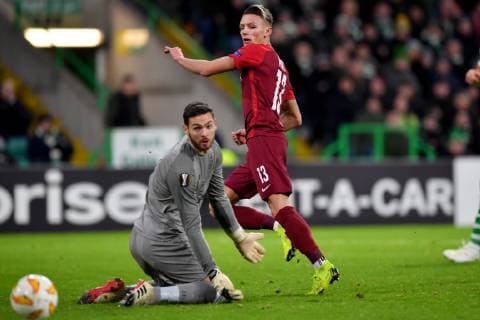 Sport Bilder des Tages SOCCER - UEFA EL, Celtic vs RBS GLASGOW,SCOTLAND,13.DEC.18 - SOCCER - UEFA Europa League, group stage, Celtic Glasgow vs Red Bull Salzburg. Image shows Hannes Wolf (RBS) and Craig Gordon (Celtic). GEPAxpictures xFlorianxErtl