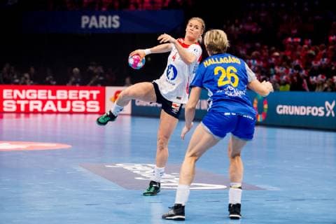 181214 Veronica Kristiansen of Norway and Elin Hallagard of Sweden during the EHF European Women?s Handball Championship match between Sweden and Norway on December 14 2018 in Paris Photo Jon Olav Nesvold BILDBYRAN kod JE 160384, detectedSourceLanguage  Copyright: JONxOLAVxNESVOLD BB181214JE001
