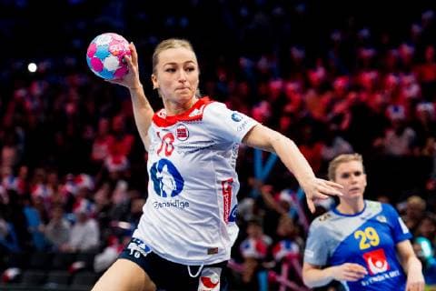 181214 Stine Bredal Oftedal of Norway during the EHF European Women?s Handball Championship match between Sweden and Norway on December 14 2018 in Paris Photo Jon Olav Nesvold BILDBYRAN kod JE 160384, detectedSourceLanguage  Copyright: JONxOLAVxNESVOLD BB181214JE002