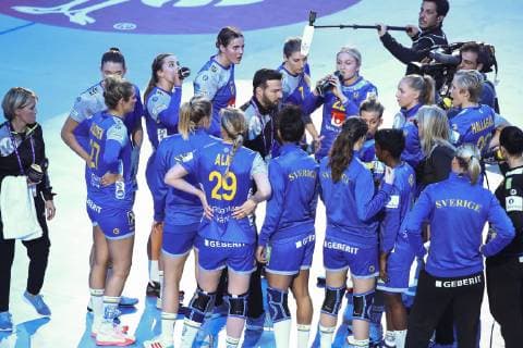 Handball, Damen EM, Spiel um Platz 5, Schweden - Norwegen Henrik Signal ( Entraineur coach Suede ) avec equipe HANDBALL : Suede vs Norvege - Euro Feminin - 14 12 2018 GwendolineLeGoff Panoramic 