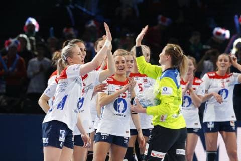 Handball, Damen EM, Spiel um Platz 5, Schweden - Norwegen Joie Heidi Loke (Norvege) et Silje Solberg (Norvege) et equipe HANDBALL : Suede vs Norvege - Euro Feminin - 14 12 2018 GwendolineLeGoff Panoramic 