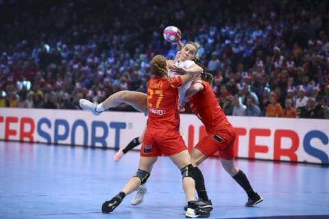 Handball, Damen EM, Halbfinale, Russland - Rumänien Daria Dmitrieva (Russie) vs Raluca Elena Bacaoanu (Roumanie) HANDBALL : Russie vs Roumanie - Demie Finale Euro feminin - 14 12 2018 GwendolineLeGoff Panoramic 