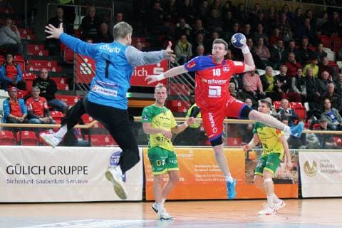 Tobias Mahncke Hagen 1 jumps against the rushing and throwing Lars Friedrich Balingen Weilstetten 10 watching in the background Daniel Mestrum Hagen 33 and Tim Stefan Hagen 36 playing VFL Eintracht Hagen vs. HBW Balingen Weilstetten Handball 2 Bundesliga 14 12 2018 VFL Eintracht Hagen vs. HBW Balingen Weilstetten Handball 2 Bundesliga 14 12 2018 Hagen Copyright: xEIBNER MarioxHommesx EP_MHS