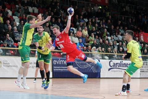 Lars Friedrich Balingen Weilstetten 10 jumps into the circle and throws the players of VFL Eintrcht Hagen can only watch the game VFL Eintracht Hagen vs. HBW Balingen Weilstetten Handball 2 Bundesliga 14 12 2018 VFL Eintracht Hagen vs. HBW Balingen Weilstetten Handball 2 Bundesliga 14 12 2018 Hagen Copyright: xEIBNER MarioxHommesx EP_MHS