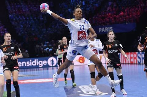 Handball, Damen EM, Halbfinale, Niederlande - Frankreich 14-12-2018 HANDBAL: 13TH WOMENS EUROPEAN HANDBALL CHAMPIONSHIP: NEDERLAND-FRANKRIJK NETHERLANDS-FRANCE: PARIJS Estelle Nze Minko verrast de Nederlandse verdediging Foto: SCS Soenar Chamid xVIxVIxImagesx xSoenarxChamidxsportfotografiexIVx 13070896