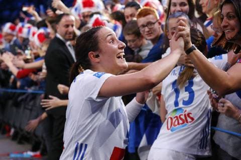 Joie Pauline Coatanea (France) avec supporters HANDBALL : Pays Bas vs France - Demie Finale Euro feminin - 14 12 2018 GwendolineLeGoff Panoramic 