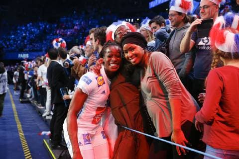 Sport Bilder des Tages Joie Astride Ngouan (France) avec famille HANDBALL : Pays Bas vs France - Demie Finale Euro feminin - 14 12 2018 GwendolineLeGoff Panoramic 