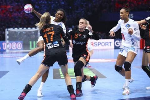 Siraba Dembele Pavlovic (France) vs Maura Visser (Pays Bas) HANDBALL : Pays Bas vs France - Demie Finale Euro feminin - 14 12 2018 GwendolineLeGoff Panoramic 