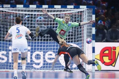 Amandine Leynaud (France) vs Lois Abbingh (Pays Bas) HANDBALL : Pays Bas vs France - Demie Finale Euro feminin - 14 12 2018 GwendolineLeGoff Panoramic 