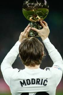 Sport Themen der Woche KW50 Sport Bilder des Tages December 15, 2018 - Madrid, Madrid, Spain - Luka Modric of Real Madrid with the Ball D Or trophy during the spanish championship La Liga football match played between Real Madrid and Rayo Vallecano at Santiago Bernabeu stadium in Madrid, Spain. Dic 15th 2018. Soccer: La Liga - Real Madrid v Rayo Vallecano - ZUMAa181 20181215_zaa_a181_173 Copyright: xAFP7x