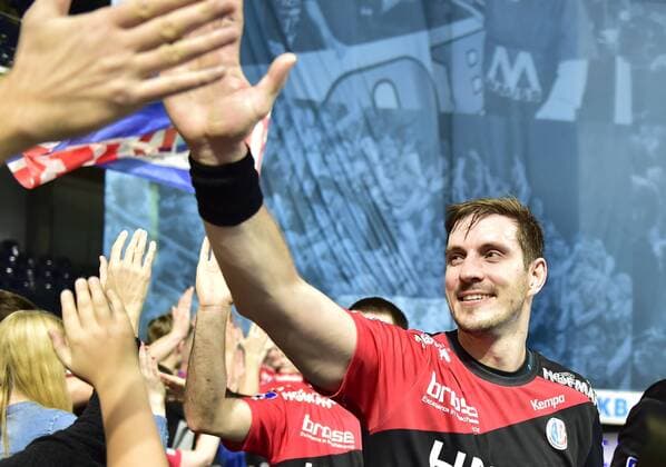 15 12 2018 Handball 1 Bundesliga DKB HBL Season 2018 2019 17 Matchday HC Erlangen Nuremberg Metropolitan Region HCE HSG Wetzlar OGo Michael Haaß Haass 13 HC Erlangen HCE clapping fans off