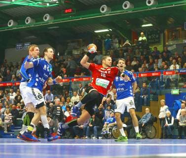 Scored by Teo Coric Vikings left Petr Slachta Aue and Kevin Roch Aue back Jan Faith Aue Handball 2 Liga 2018 19 EHV Aue HC Rhein Vikings 29 26 am 15 12 2018 EHV Aue HC Rhein Vikings