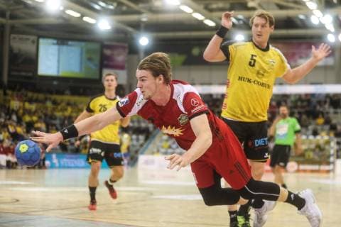 Valentin Spohn TuS N Luebbecke past Markus Hagelin HSC 2000 Coburg rear HSC 2000 Coburg TuS N Luebbecke 2 League Handball 15 12 2018 Coburg Copyright: xEIBNER Rosenbuschx EP_eer