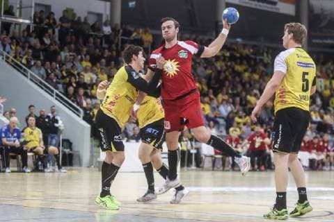 Jo Gerrit Genz TuS N Luebbecke against Max Jaeger HSC 2000 Coburg left HSC 2000 Coburg TuS N Luebbecke 2 League Handball 15 12 2018 Coburg Copyright: xEIBNER Rosenbuschx EP_eer