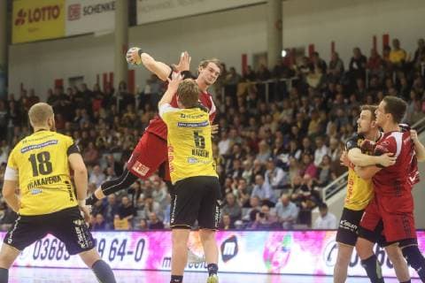 Valentin Spohn TuS N Luebbecke against Markus Hagelin HSC 2000 Coburg front HSC 2000 Coburg TuS N Luebbecke 2 League Handball 15 12 2018 Coburg Copyright: xEIBNER Rosenbuschx EP_eer