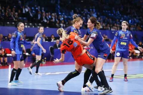 Handball, EM Damen, Spiel um Platz 3, Rumänien - Niederlande Crina Elena Pintea (Roumanie) Gabriela Perianu (Roumanie) vs Kelly Dulfer (Pays Bas) HANDBALL : Roumanie vs Pays Bas - Petite Finale Euro feminin - 16 12 2018 GwendolineLeGoff Panoramic 