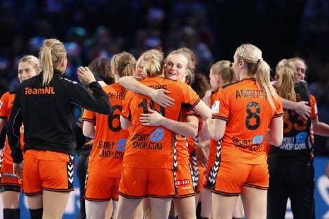 Handball, EM Damen, Spiel um Platz 3, Rumänien - Niederlande Joie Debbie Bont (Pays Bas) et Merel Freriks (Pays Bas) HANDBALL : Roumanie vs Pays Bas - Petite Finale Euro feminin - 16 12 2018 GwendolineLeGoff Panoramic 