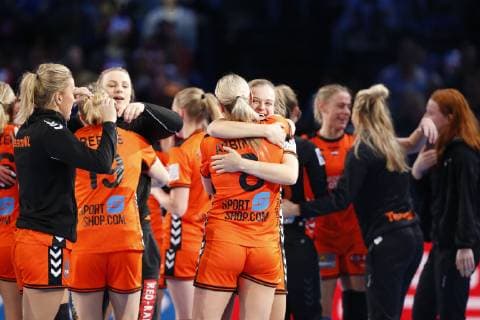 Handball, EM Damen, Spiel um Platz 3, Rumänien - Niederlande Joie equipe (Pays Bas) HANDBALL : Roumanie vs Pays Bas - Petite Finale Euro feminin - 16 12 2018 GwendolineLeGoff Panoramic 