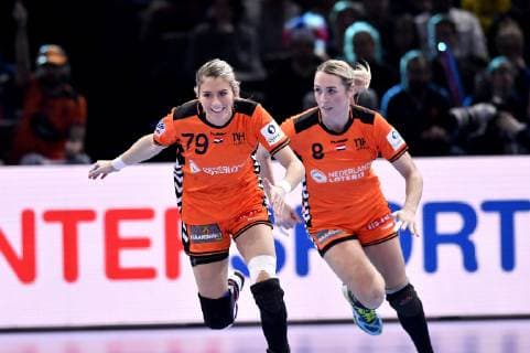 Handball, EM Damen, Spiel um Platz 3, Rumänien - Niederlande 16-12-2018 HANDBAL: 13TH WOMENS EUROPEAN HANDBALL CHAMPIONSHIPS: ROEMENIE-NEDERLAND: PARIJS Estavana Polman (l) en Foto: SCS Soenar Chamid xVIxVIxImagesx xSoenarxChamidxsportfotografiexIVx 13089286