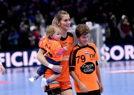 Handball, EM Damen, Spiel um Platz 3, Rumänien - Niederlande 16-12-2018 HANDBAL: 13TH WOMENS EUROPEAN HANDBALL CHAMPIONSHIPS: ROEMENIE-NEDERLAND: PARIJS Estavana Polman met Damian en Jesslynn Foto: SCS Soenar Chamid xVIxVIxImagesx xSoenarxChamidxsportfotografiexIVx 13089350