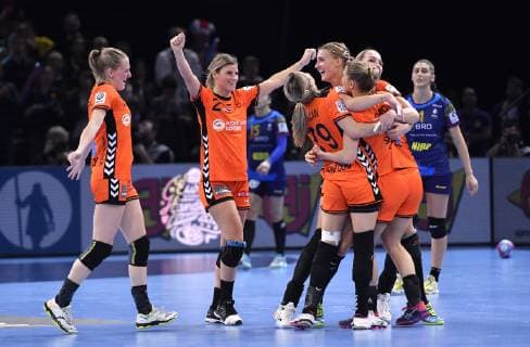 Sport Bilder des Tages Handball, EM Damen, Spiel um Platz 3, Rumänien - Niederlande 16-12-2018 HANDBAL: 13TH WOMENS EUROPEAN HANDBALL CHAMPIONSHIPS: ROEMENIE-NEDERLAND: PARIJS Nederland derde Foto: SCS Soenar Chamid xVIxVIxImagesx xSoenarxChamidxsportfotografiexIVx 13089377