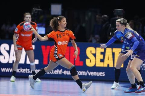 Handball, EM Damen, Spiel um Platz 3, Rumänien - Niederlande Delaila Amega (Pays Bas) vs Cristina Laslo (Roumanie) HANDBALL : Roumanie vs Pays Bas - Petite Finale Euro feminin - 16 12 2018 GwendolineLeGoff Panoramic 