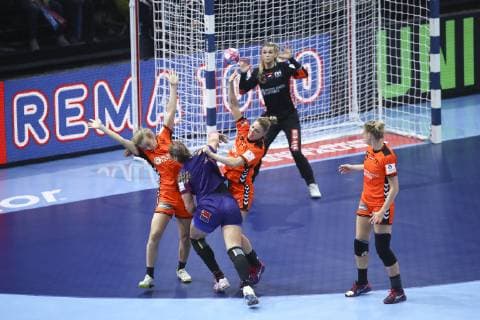 Handball, EM Damen, Spiel um Platz 3, Rumänien - Niederlande Nicke Groot (Pays Bas) Tess Wester (Pays Bas) HANDBALL : Roumanie vs Pays Bas - Petite Finale Euro feminin - 16 12 2018 GwendolineLeGoff Panoramic 
