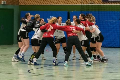 Victory celebration TuS Lintfort SG H2Ku Herrenberg Kuties vs. TuS Lintfort Handball 2 Bundesliga Women HBF Season 18 19 16 12 2018 SG H2Ku Herrenberg Kuties vs. TuS Lintfort Handball 2 Bundesliga Women HBF Season 18 19 16 12 2018 Mens Handball Copyright: xEIBNER WolfgangxFrankx EP_WFK