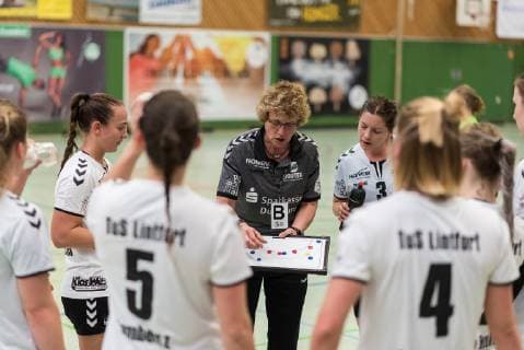 Bettina Grenz Klein TuS Lintfort chief coach at time-out tactics SG H2Ku Herrenberg Kuties vs TuS Lintfort handball 2 Bundesliga women HBF season 18 19 16 12 2018 SG H2Ku Herrenberg Kuties vs TuS Lintfort handball 2 Bundesliga women HBF season 18 19 16 12 2018 men HBF season 18 19 16 12 2018 men Copyright: xEIBNER WolfgangxFrankx EP_WFK