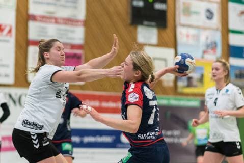 Becky van Nijf TuS Lintfort 14 Freya Stonawski SG H2Ku Herrenberg Kuties 71 SG H2Ku Herrenberg Kuties vs. TuS Lintfort Handball 2 Bundesliga Women HBF Season 18 19 16 12 2018 SG H2Ku Herrenberg Kuties vs. TuS Lintfort Handball 2 Bundesliga Women HBF Season 18 19 16 12 2018 Mens Handball Copyright: xEIBNER WolfgangxFrankx EP_WFK