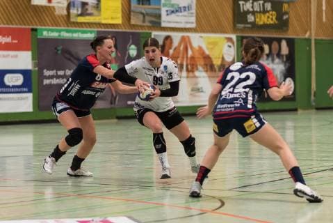 Laureen Kappus SG H2Ku Herrenberg Kuties 08 Loes Vandewal TuS Lintfort 99 Marie Christine Beddies SG H2Ku Herrenberg Kuties 22 SG H2Ku Herrenberg Kuties vs. TuS Lintfort Handball 2 Bundesliga Women HBF Season 18 19 16 12 2018 SG H2Ku Herrenberg Kuties vs. TuS Lintfort Handball 2 Bundesliga Women HBF Season 18 19 16 12 2018 Men HBF Season 18 19 16 12 2018 Women HBF Season 18 19 12 2018 Copyright: xEIBNER WolfgangxFrankx EP_WFK