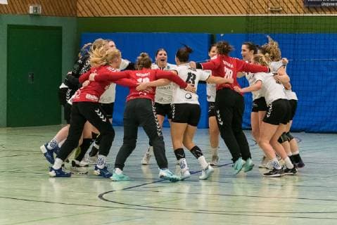 Victory Jubilation Tus Lintfort SG H2Ku Herrenberg Kuties vs TuS Lintfort Handball 2 Bundesliga Women HBF Season 18 19 16 12 2018 SG H2Ku Herrenberg Kuties vs TuS Lintfort Handball 2 Bundesliga Women HBF Season 18 19 16 12 2018 Mens Handball Copyright: xEIBNER WolfgangxFrankx EP_WFK
