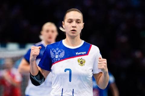 181216 Darja Dmitrjeva of Russia celebrates during the EHF European Women?s Handball Championship final match between Russia and France on December 16 2018 in Paris Photo Jon Olav Nesvold BILDBYRAN kod JE 160386, detectedSourceLanguage  Copyright: JONxOLAVxNESVOLD BB181216JE014