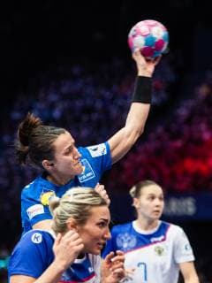 181216 Polina Kuznetsova of Russia and Pauline Coatanea of France during the EHF European Women?s Handball Championship final match between Russia and France on December 16 2018 in Paris Photo Jon Olav Nesvold BILDBYRAN kod JE 160386, detectedSourceLanguage  Copyright: JONxOLAVxNESVOLD BB181216JE016