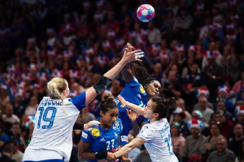 181216 Ksenija Makejeva and Anna Vjachireva of Russia defends against Estelle Nze Minko and Grace Zaadi of France during the EHF European Women?s Handball Championship final match between Russia and France on December 16 2018 in Paris Photo Jon Olav Nesvold BILDBYRAN kod JE 160386, detectedSourceLanguage  Copyright: JONxOLAVxNESVOLD BB181216JE021