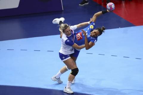 Handball, EM Damen, Finale, Russland - Frankreich Estelle Nze Minko (France) vs Polina Kuznetsova (Russie) HANDBALL : Russie vs France - Finale Euro feminin - 16 12 2018 GwendolineLeGoff Panoramic 