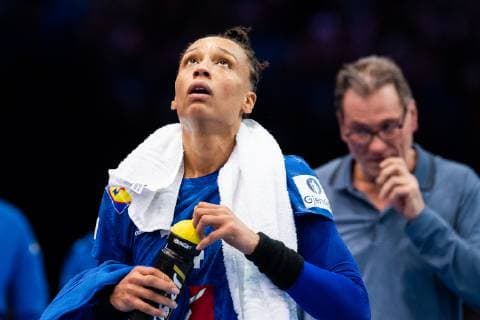 181216 Beatrice Edwige and Olivier Krumbholz head coach of France look dejected during the EHF European Women?s Handball Championship final match between Russia and France on December 16 2018 in Paris Photo Jon Olav Nesvold BILDBYRAN kod JE 160386, detectedSourceLanguage  Copyright: JONxOLAVxNESVOLD BB181216JE024