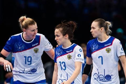 181216 Ksenija Makejeva Anna Vjachireva and Darja Dmitrjeva of Russia look dejected during the EHF European Women?s Handball Championship final match between Russia and France on December 16 2018 in Paris Photo Jon Olav Nesvold BILDBYRAN kod JE 160386, detectedSourceLanguage  Copyright: JONxOLAVxNESVOLD BB181216JE025